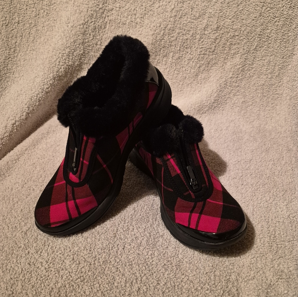 Bzees Golden Zip Plaid Faux Fur Slip-On Booties – Red/Black – Size 6.5M With Box